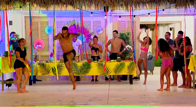 Contendientes y Famosos convivieron como familia en pool party 