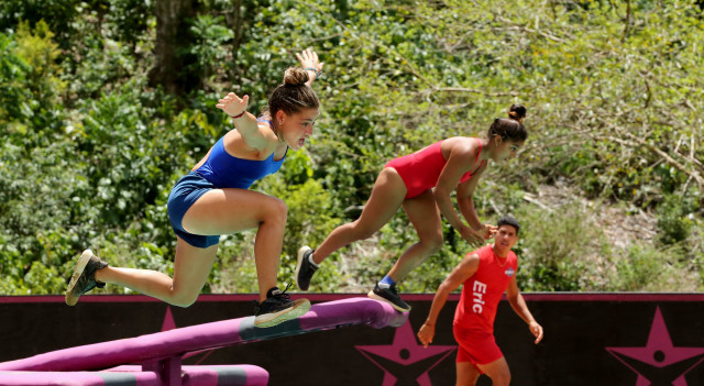 Famosos y Contendientes lucharon por llegar al tablero del dinero